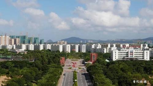 教育工作先進集體" 高爾夫球場 (圖片來源學校官網) 珠海城市職業技術