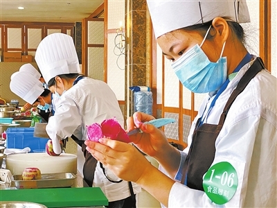 珠海市各大職業(yè)院校、技工院校積極貫徹&ldquo;產(chǎn)業(yè)第一&rdquo;決策部署 職業(yè)教育與產(chǎn)業(yè)需求實(shí)現(xiàn)&ldquo;同頻共振&rdquo;